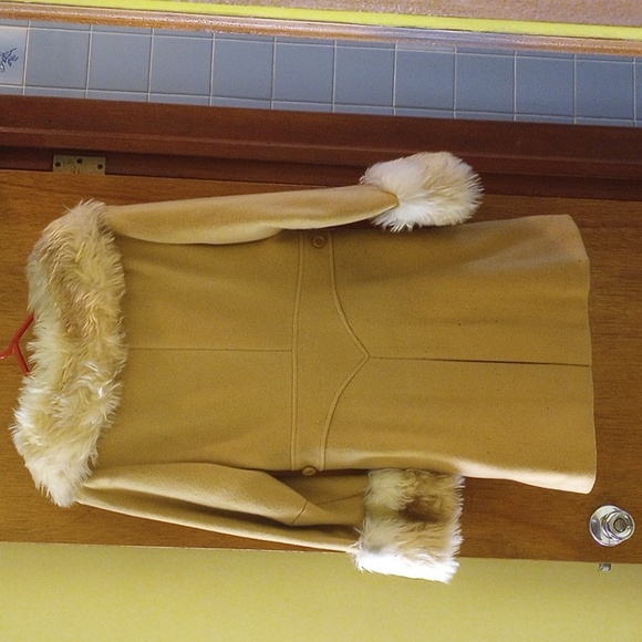 Tan coat with faux fur collar - Picture 2 of 7